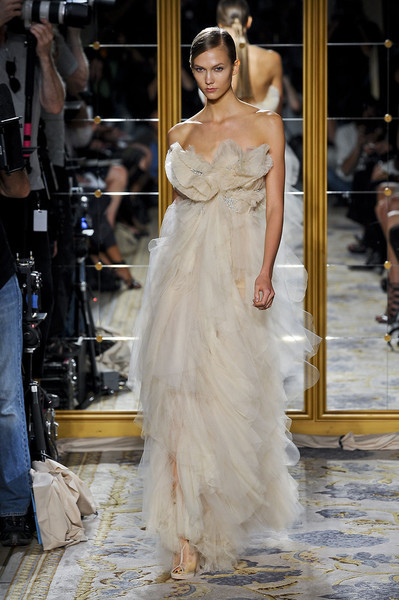 Bộ trang phục bồng bềnh như mây tạo cảm giác nhẹ nhàng, bay bổng. Bộ trang phục bồng bềnh như mây tạo cảm giác nhẹ nhàng, bay bổng.