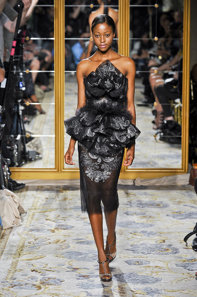 Đường nét cầu kỳ của bộ váy khiến mọi người không thể rời mắt. Đường nét cầu kỳ của bộ váy khiến mọi người không thể rời mắt.