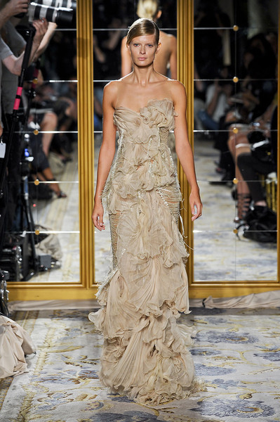 Hãng thời trang Marchesa được biết tới với phong cách gợi cảm, quyến rũ và rất tinh tế. Hãng thời trang Marchesa được biết tới với phong cách gợi cảm, quyến rũ và rất tinh tế.