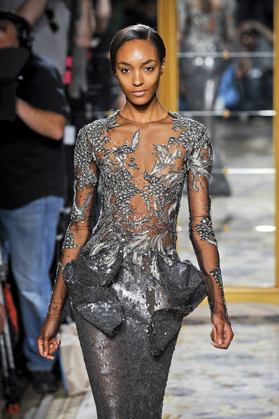 Bộ váy mở màn của show diễn trông như nàng tiên cá bước ra từ thế giới thần thoại. Bộ váy mở màn của show diễn trông như nàng tiên cá bước ra từ thế giới thần thoại.