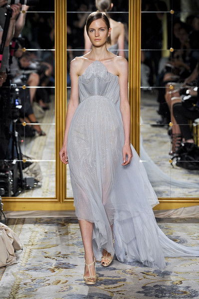 Bộ váy với đường vải lụa bay bổng khiến siêu mẫu như bước đi trên đám mây bay bổng. Bộ váy với đường vải lụa bay bổng khiến siêu mẫu như bước đi trên đám mây bay bổng.