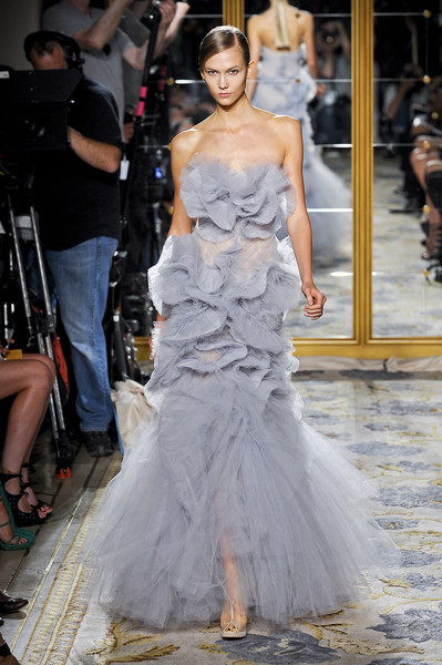 Bộ trang phục cầu kỳ này sẽ khiến bất kỳ ngôi sao nào cũng tỏa sáng trên thảm đỏ. Bộ trang phục cầu kỳ này sẽ khiến bất kỳ ngôi sao nào cũng tỏa sáng trên thảm đỏ.