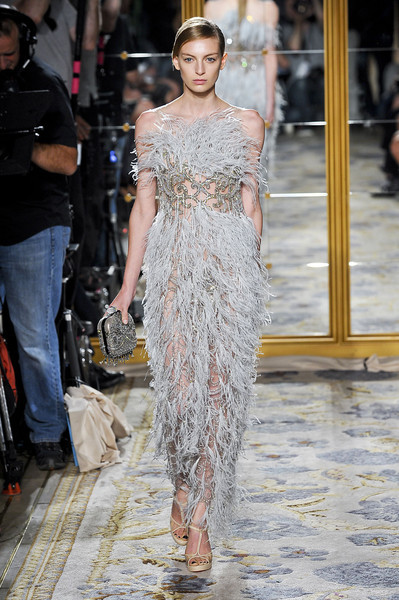 Một bộ váy của Marchesa mà chỉ có thể nhận xét rằng: vô cùng ấn tượng. Một bộ váy của Marchesa mà chỉ có thể nhận xét rằng: vô cùng ấn tượng.