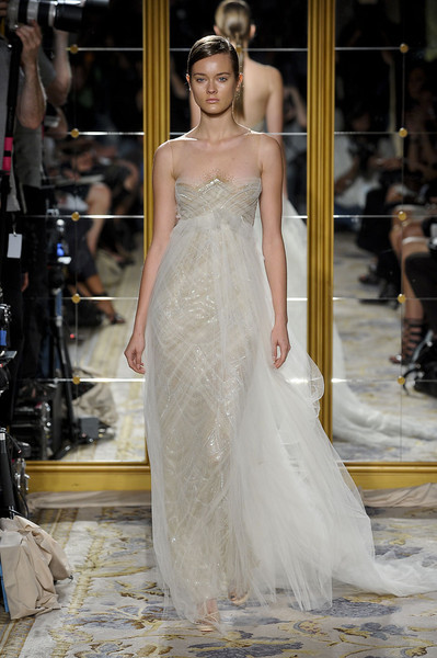 Bộ váy trần vai kiểu công chúa này chưa bao giờ là lỗi mốt. Bộ váy trần vai kiểu công chúa này chưa bao giờ là lỗi mốt.