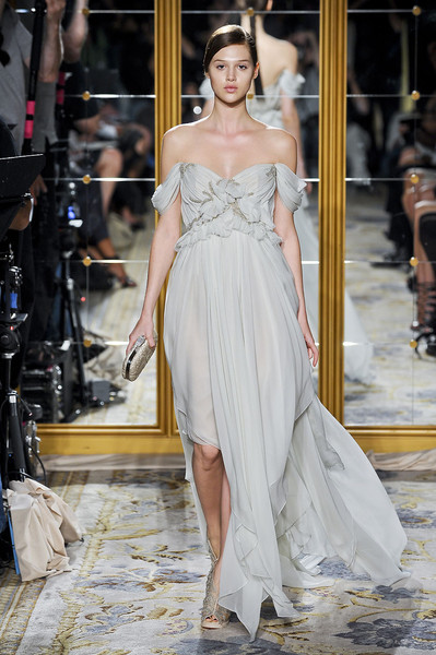 Đường nét trang phục của Marchesa được chú ý đến từng tiểu tiết, phần buông rủ nơi cánh tay khiến bộ váy này trông thật bắt mắt. Đường nét trang phục của Marchesa được chú ý đến từng tiểu tiết, phần buông rủ nơi cánh tay khiến bộ váy này trông thật bắt mắt.
