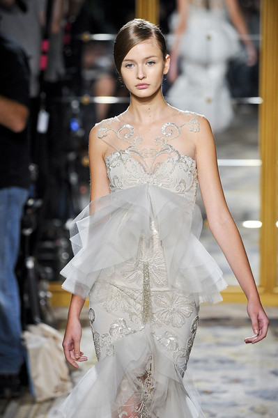 Thêm một mẫu thiết kế cầu kỳ và bắt mắt của Marchesa. Thêm một mẫu thiết kế cầu kỳ và bắt mắt của Marchesa.