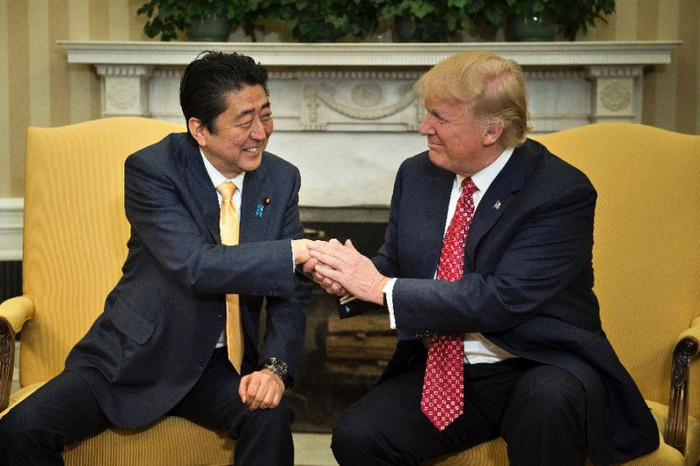 Thủ tướng Nhật Bản Shinzo Abe và Tổng thống Hoa Kỳ Donald Trump tại phòng Bầu Dục, Nhà Trắng, ảnh: Yahoo News. Thủ tướng Nhật Bản Shinzo Abe và Tổng thống Hoa Kỳ Donald Trump tại phòng Bầu Dục, Nhà Trắng, ảnh: Yahoo News.