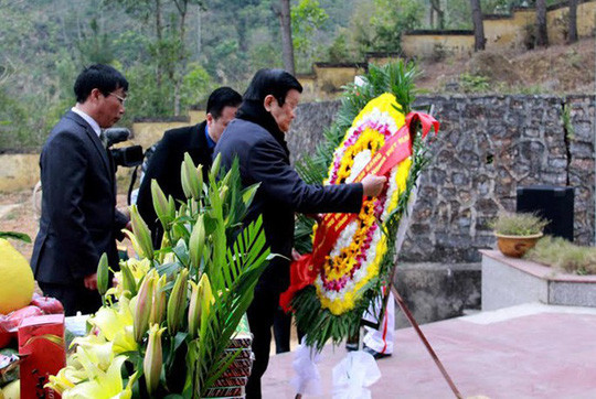 Nguyên Chủ tịch nước Trương Tấn Sang trong lần viếng Nghĩa trang liệt sĩ Trà Lĩnh (Cao Bằng) ngày 17/2/2016, nơi yên nghỉ của hơn 300 liệt sĩ cuộc chiến Bảo vệ Biên giới phía Bắc năm 1979. Ảnh: VOV. Nguyên Chủ tịch nước Trương Tấn Sang trong lần viếng Nghĩa trang liệt sĩ Trà Lĩnh (Cao Bằng) ngày 17/2/2016, nơi yên nghỉ của hơn 300 liệt sĩ cuộc chiến Bảo vệ Biên giới phía Bắc năm 1979. Ảnh: VOV.