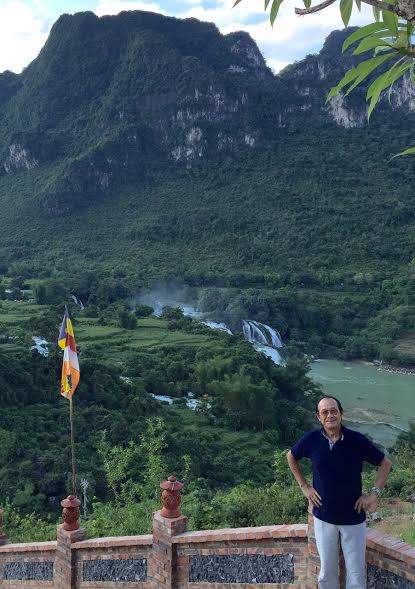 Tiến sĩ Trần Công Trục trong một lần quay trở lại thăm thác Bản Giốc, ảnh do tác giả cung cấp. Tiến sĩ Trần Công Trục trong một lần quay trở lại thăm thác Bản Giốc, ảnh do tác giả cung cấp.