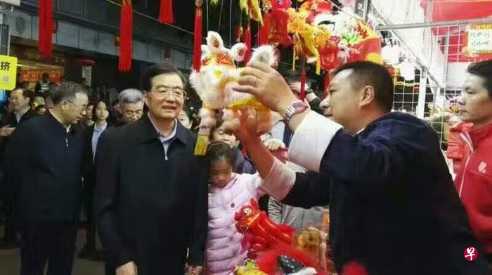 Ông Hồ Cẩm Đào đi chợ hoa 29 Tết tại Quảng Đông, ông Hồ Xuân Hoa - Bí thư tỉnh tháp tùng, nhưng không thấy báo chí đưa tin. Ảnh: Liên Hợp. Ông Hồ Cẩm Đào đi chợ hoa 29 Tết tại Quảng Đông, ông Hồ Xuân Hoa - Bí thư tỉnh tháp tùng, nhưng không thấy báo chí đưa tin. Ảnh: Liên Hợp.