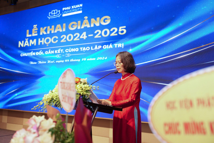 Tiến sĩ Ngô Hoàng Oanh - Hiệu trưởng Trường Đại học Phú Xuân phát biểu tại Lễ Khai giảng năm học 2024 - 2025. Ảnh: PXUni 6118a224020dbb53e21c.jpg