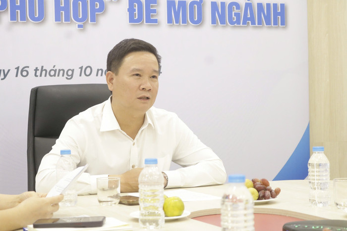 Nhà báo Nguyễn Tiến Bình – Phó Chủ tịch Hiệp hội Các trường đại học, cao đẳng Việt Nam, Tổng Biên tập Tạp chí điện tử Giáo dục Việt Nam phát biểu khai mạc toạ đàm GDVN-toạ đàm (4).jpg