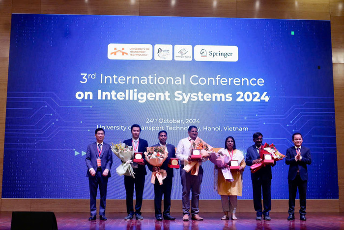 Ban tổ chức Hội thảo trao tặng hoa và quà lưu niệm cho các diễn giả gdvn-ht2024.jpg