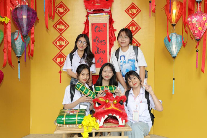 Sinh viên Trường Đại học Công nghiệp Thành Phố Hồ Chí Minh (IUH) check-in không gian Tết tại trường (Tết Nguyên đán 2024). Ảnh: IUH Sinh viên Trường Đại học Công nghiệp Thành Phố Hồ Chí Minh (IUH) check-in không gian Tết tại trường (Tết Nguyên đán 2024). Ảnh: IUH