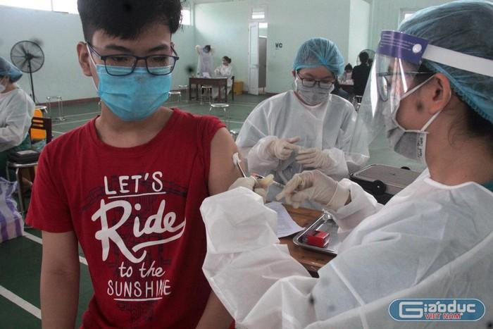 Bộ Giáo dục và Đào tạo có đề nghị rõ các địa phương sớm có phương án cho các học sinh lứa tuổi 12-18 sớm được tiêm vaccine. Ảnh: An Nguyên Bộ Giáo dục và Đào tạo có đề nghị rõ các địa phương sớm có phương án cho các học sinh lứa tuổi 12-18 sớm được tiêm vaccine. Ảnh: An Nguyên