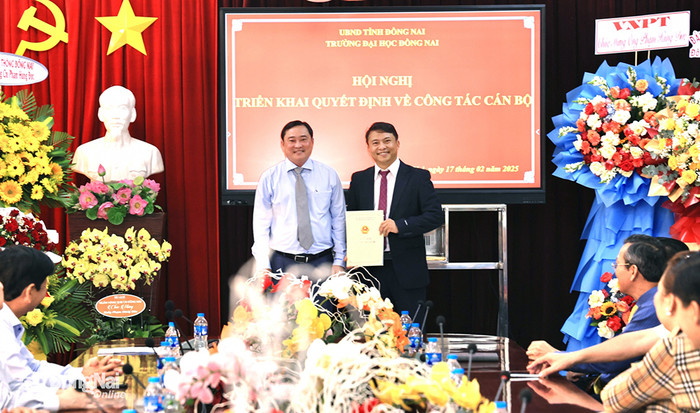 Giám đốc Sở Nội vụ Nguyễn Hữu Định trao quyết định của Chủ tịch Ủy ban nhân dân tỉnh về tiếp nhận và điều động ông Phạm Hùng Đức đến công tác tại Trường Đại học Đồng Nai. Ảnh: Báo Đồng Nai 599a3962_20250217124632_20250217151411.jpeg