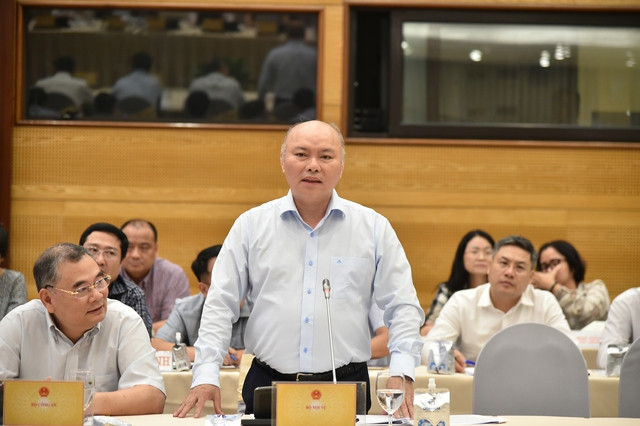 Chánh văn phòng Bộ Nội vụ Vũ Đăng Minh trả lời câu hỏi của phóng viên tại họp báo. Ảnh: VGP/Tuấn Dũng Bo Noi vu.jpg