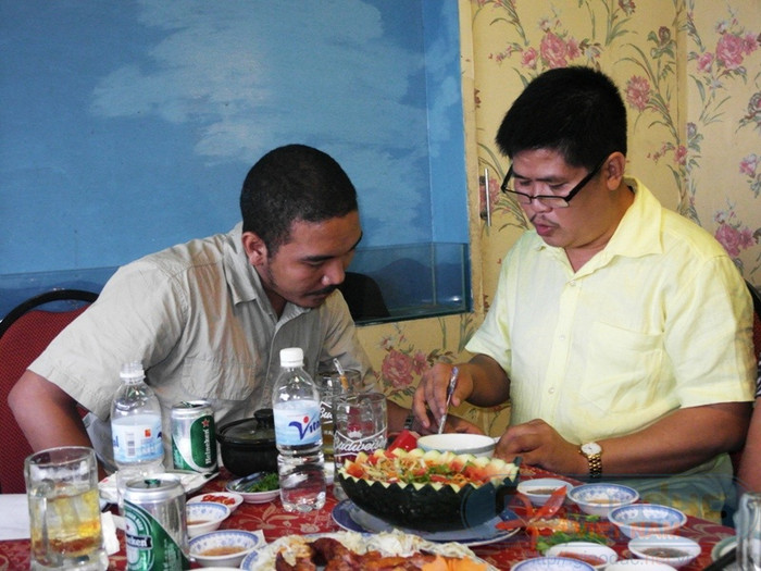 "Ông bầu" Phước Sang (phải) và doanh nhân Chung Minh đã ngồi lại với nhau để giải quyết vụ việc trong sự ôn hòa.Sau những bàn bạc, họ đã đi đến thống nhất. Chung Minh gác lại mọi bất đồng, hai người giải thích cho nhau về sự hiểu lầm đáng tiếc. "Ông bầu" Phước Sang (phải) và doanh nhân Chung Minh đã ngồi lại với nhau để giải quyết vụ việc trong sự ôn hòa.Sau những bàn bạc, họ đã đi đến thống nhất. Chung Minh gác lại mọi bất đồng, hai người giải thích cho nhau về sự hiểu lầm đáng tiếc.