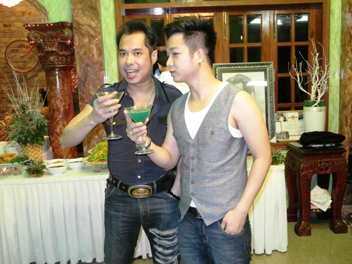 Vì không phải là tiệc đầy tháng con trai như Ngọc Sơn thông báo mà là.... sinh nhật lần thứ 30 của ca sĩ Quách Tuấn Du, con trai nuôi của Ngọc Sơn! Vì không phải là tiệc đầy tháng con trai như Ngọc Sơn thông báo mà là.... sinh nhật lần thứ 30 của ca sĩ Quách Tuấn Du, con trai nuôi của Ngọc Sơn!