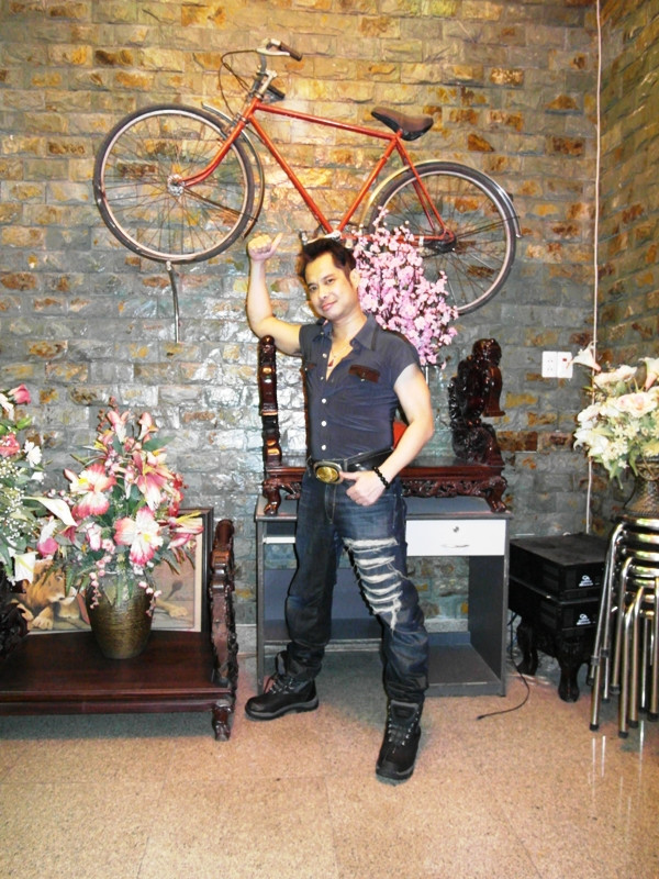 Ngọc Sơn làm biểu tượng chiến thắng bên kỷ vật theo anh từ lúc còn hàn vi. Ngọc Sơn đã đạp chiếc xe đạp thể thao này đi hát khắp TP.HCM, trước khi nổi tiếng. Ngọc Sơn làm biểu tượng chiến thắng bên kỷ vật theo anh từ lúc còn hàn vi. Ngọc Sơn đã đạp chiếc xe đạp thể thao này đi hát khắp TP.HCM, trước khi nổi tiếng.