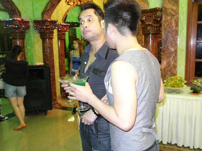 Vẻ mặt đầy phấn khích, hài hước của Ngọc Sơn khi cho mọi người nếm một quả... lừa. Vẻ mặt đầy phấn khích, hài hước của Ngọc Sơn khi cho mọi người nếm một quả... lừa.