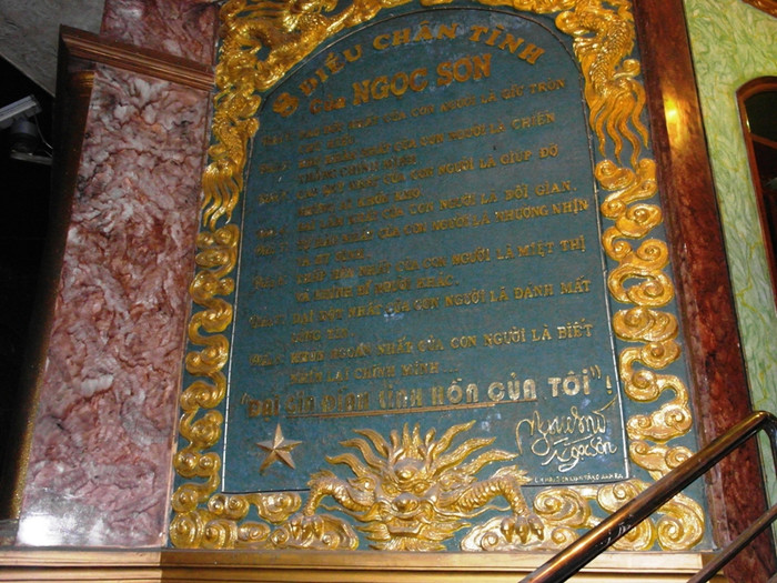 Lối vào phòng khách còn có một "bảng vàng" rất to, mang tên "8 điều chân tình của Ngọc Sơn" kèm một dòng trần tình: “Đại gia đình linh hồn tôi”. Lối vào phòng khách còn có một "bảng vàng" rất to, mang tên "8 điều chân tình của Ngọc Sơn" kèm một dòng trần tình: “Đại gia đình linh hồn tôi”.