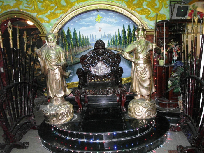 "Ngai vàng, điện ngọc", có quan văn, quan võ chầu hai bên trong phòng khách. "Ngai vàng, điện ngọc", có quan văn, quan võ chầu hai bên trong phòng khách.