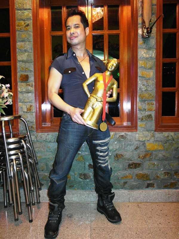 Ngọc Sơn làm dáng cho phóng viên chụp ảnh với bức tượng đồng, khắc họa chân dung của mình. Anh cho biết: "Đây là bức tượng một khán giả gửi tặng vào năm 1997". Ngọc Sơn làm dáng cho phóng viên chụp ảnh với bức tượng đồng, khắc họa chân dung của mình. Anh cho biết: "Đây là bức tượng một khán giả gửi tặng vào năm 1997".