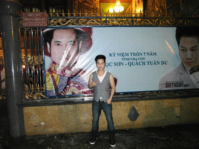 Trước ngôi biệt thự mang tên "Thiên niên kỷ", nằm ngay mặt tiền con đường Sương Nguyệt Anh, Quận 1, TP.HCM của Ngọc Sơn, có một Bandroll lớn, với dòng chữ rất... sến: "Kỷ niệm tròn 7 năm tình cha con Ngọc Sơn - Quách Tuấn Du". Trước ngôi biệt thự mang tên "Thiên niên kỷ", nằm ngay mặt tiền con đường Sương Nguyệt Anh, Quận 1, TP.HCM của Ngọc Sơn, có một Bandroll lớn, với dòng chữ rất... sến: "Kỷ niệm tròn 7 năm tình cha con Ngọc Sơn - Quách Tuấn Du".