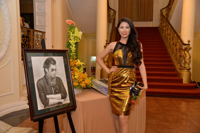 Trang Trần diện váy gọn gàng màu đồng nổi bật.