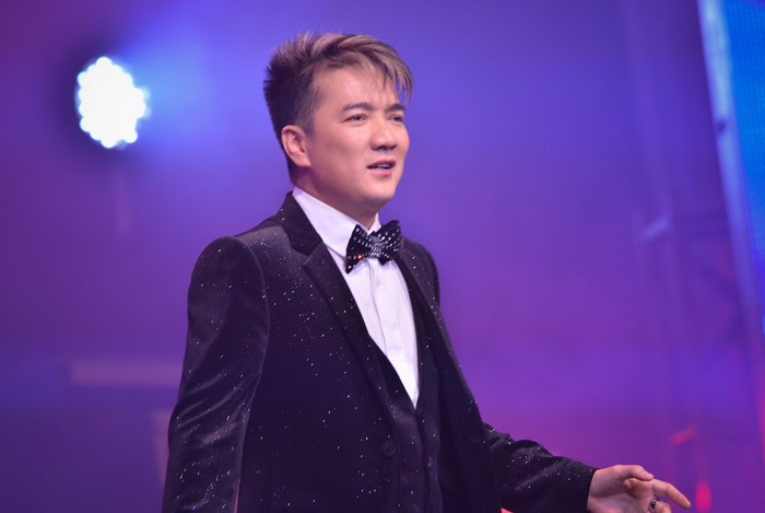 Đàm Vĩnh Hưng xuất hiện rại chương trình trong bộ vest lịch lãm. Đàm Vĩnh Hưng xuất hiện rại chương trình trong bộ vest lịch lãm.