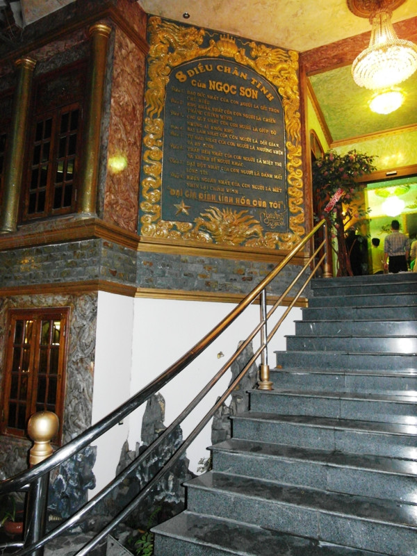 Những "lời vàng, ngọc" này được khắc trên một phiến đá, chiếm một diện tích rất lớn trước mặt tiền ngôi biệt thự "Thiên niên kỷ". Những "lời vàng, ngọc" này được khắc trên một phiến đá, chiếm một diện tích rất lớn trước mặt tiền ngôi biệt thự "Thiên niên kỷ".