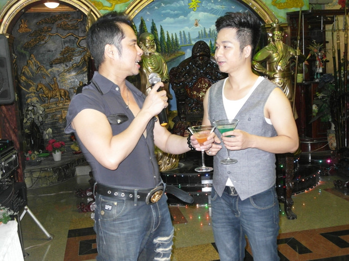 Giới thiệu với mọi người, Ngọc Sơn hài hước: "Hôm nay là sinh nhật của... thái tử Quách Tuấn Du, con của Ngọc Sơn". Giới thiệu với mọi người, Ngọc Sơn hài hước: "Hôm nay là sinh nhật của... thái tử Quách Tuấn Du, con của Ngọc Sơn".