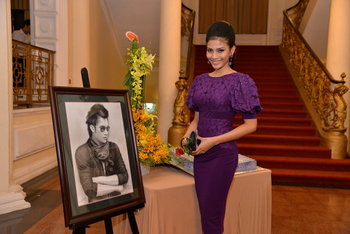 Trong khi Trương Thị May với sắc màu tím.