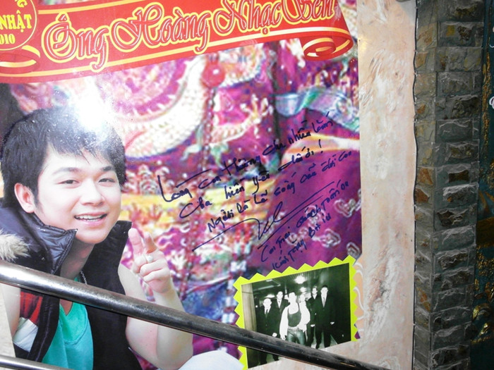 Quách Tuấn Du cũng viết những dòng ngập chất... sến, thể hiện tình cảm với "Người" (cách dùng từ giống cách xưng hô của... triều đình): "Lòng con thương cha nhiều lắm. Cha hiền yêu dấu ơi! Người là lẽ sống của đời con". Những dòng chữ này được dán ngay cầu thang, lối vào phòng khách của ngôi biệt thự mang tên "Thiên niên kỷ". Quách Tuấn Du cũng viết những dòng ngập chất... sến, thể hiện tình cảm với "Người" (cách dùng từ giống cách xưng hô của... triều đình): "Lòng con thương cha nhiều lắm. Cha hiền yêu dấu ơi! Người là lẽ sống của đời con". Những dòng chữ này được dán ngay cầu thang, lối vào phòng khách của ngôi biệt thự mang tên "Thiên niên kỷ".