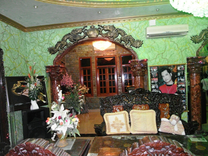 Một góc phòng khách được chạm khắc nhiều "rồng bay, phượng múa" như...cung điện. Một góc phòng khách được chạm khắc nhiều "rồng bay, phượng múa" như...cung điện.