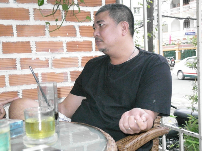 Diễn viên Lê Tuấn Anh trầm ngâm, cho biết rất bàng hoàng trước thông tin xấu về người bạn thân Phước Sang. Ảnh: Dương Cầm