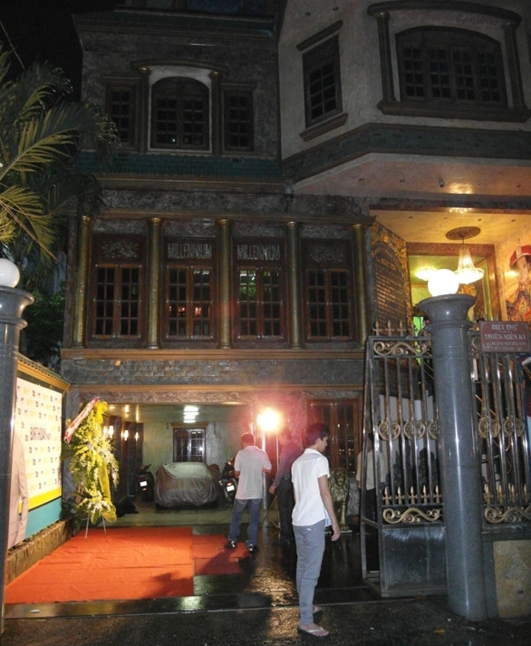 Biệt thự "Thiên niên kỷ" của Ngọc Sơn nhìn từ bên ngoài.... Biệt thự "Thiên niên kỷ" của Ngọc Sơn nhìn từ bên ngoài....