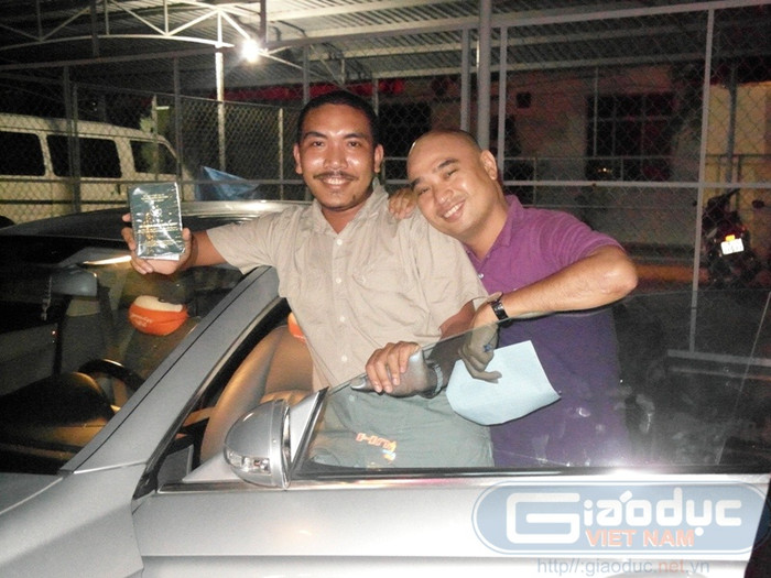 Chung Minh cười vui khi cầm tờ giấy chứng nhận sở hữu chiếc xe Mercedes biển số 51A-127.02. Chung Minh cười vui khi cầm tờ giấy chứng nhận sở hữu chiếc xe Mercedes biển số 51A-127.02.
