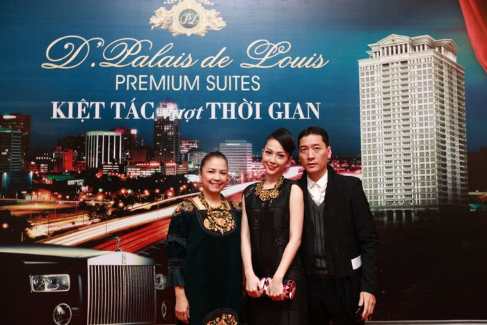Linh Nga bên bố mẹ, NSƯT Vương Linh - Đặng Hùng. Ảnh: Nhân vật cung cấp. Linh Nga bên bố mẹ, NSƯT Vương Linh - Đặng Hùng. Ảnh: Nhân vật cung cấp.
