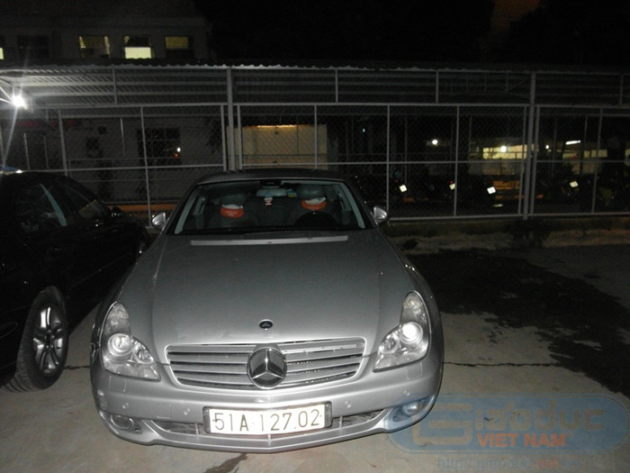 Chiếc xe Mercedes màu bạc nằm đợi chủ nhân ở ngoài sân. Chiếc xe Mercedes màu bạc nằm đợi chủ nhân ở ngoài sân.