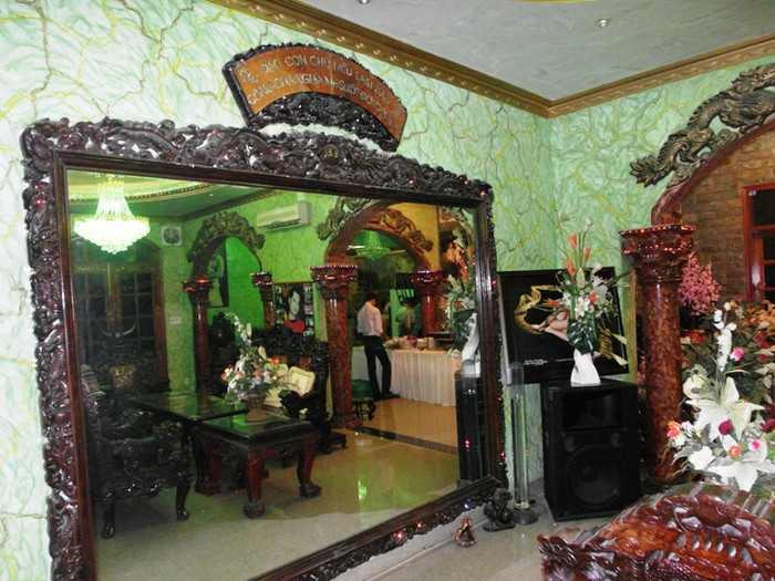 Ngay tấm gương lớn, với dụng ý nhắc nhở mọi người phải nhìn lại chính mình, Ngọc Sơn có câu: "Đạo con chữ hiếu làm đầu/ Công cha, nghĩa mẹ suốt đời con ghi". Ngay tấm gương lớn, với dụng ý nhắc nhở mọi người phải nhìn lại chính mình, Ngọc Sơn có câu: "Đạo con chữ hiếu làm đầu/ Công cha, nghĩa mẹ suốt đời con ghi".