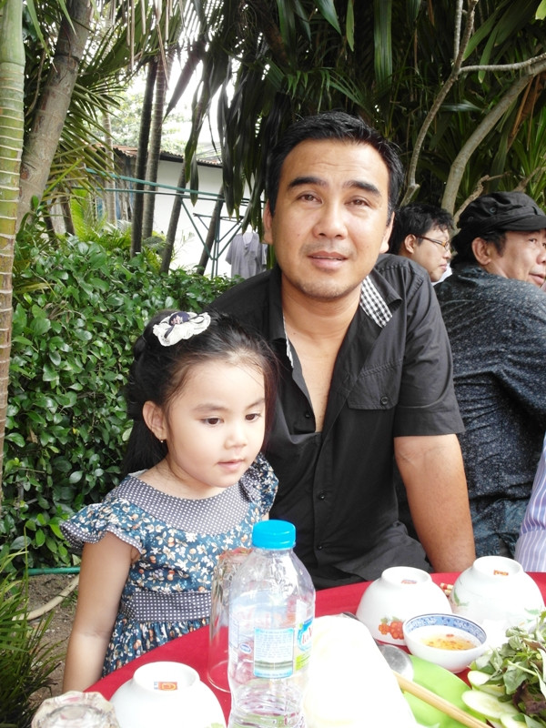 Con gái lớn Lọ Lem của MC Quyền Linh không giống cô em Hạt dẻ, chững chạc ngồi bên người bố nổi tiếng trong ngày giỗ của diễn viên Lê Công Tuấn Anh. Con gái lớn Lọ Lem của MC Quyền Linh không giống cô em Hạt dẻ, chững chạc ngồi bên người bố nổi tiếng trong ngày giỗ của diễn viên Lê Công Tuấn Anh.