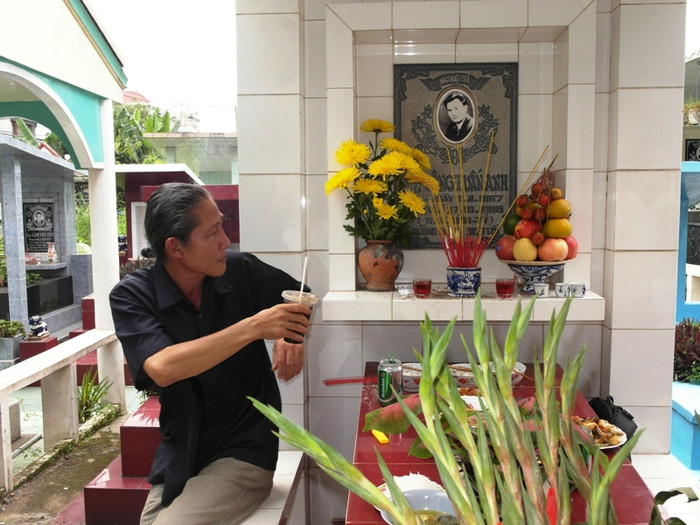 Nhà biên kịch Lâm Quang Tèo trầm mặc bên ngôi mộ của người diễn viên tài hoa. Nhà biên kịch Lâm Quang Tèo trầm mặc bên ngôi mộ của người diễn viên tài hoa.