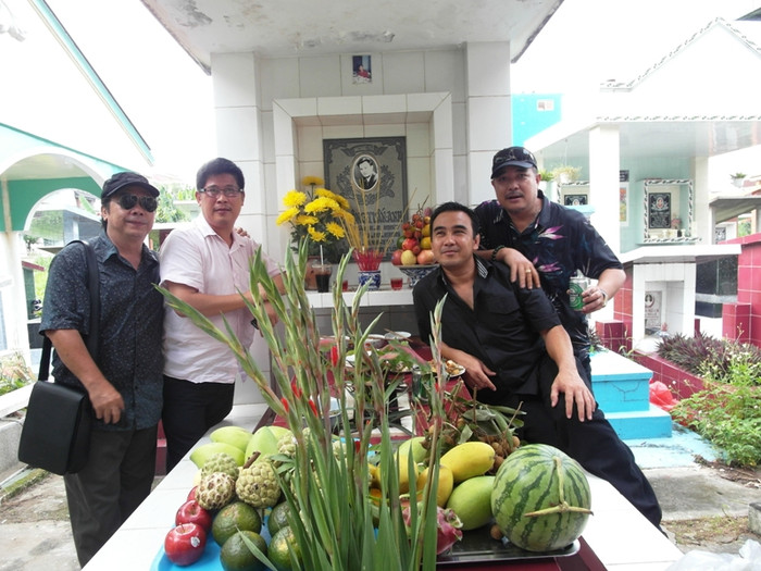 Quyền Linh xúc động nói: "Ngày trước tôi, Phước Sang, Lê Tuấn Anh, Lê Công được bạn bè gọi là tứ trụ. Bây giờ mất một đứa rồi..." Quyền Linh xúc động nói: "Ngày trước tôi, Phước Sang, Lê Tuấn Anh, Lê Công được bạn bè gọi là tứ trụ. Bây giờ mất một đứa rồi..."
