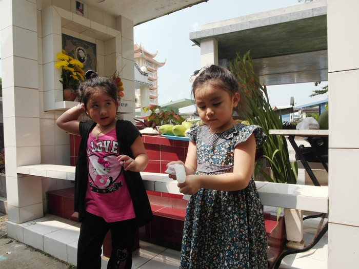 Hai cô bé chỉ biết rằng hôm nay là giỗ của "chú Lê Công"... Hai cô bé chỉ biết rằng hôm nay là giỗ của "chú Lê Công"...