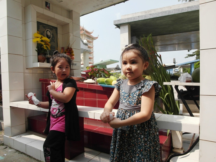 Bí Ngô (con gái của diễn viên Lê Tuấn Anh) và Hạt Dẻ (con gái của MC Quyền Linh) bên mộ của Lê Công Tuấn Anh. Bí Ngô (con gái của diễn viên Lê Tuấn Anh) và Hạt Dẻ (con gái của MC Quyền Linh) bên mộ của Lê Công Tuấn Anh.