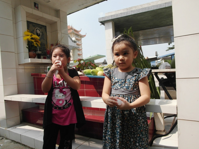 Hai bé còn quá nhỏ, không biết "chú Lê Công" là ai, nổi tiếng thế nào, chỉ biết chú là bạn của bố. Hai bé còn quá nhỏ, không biết "chú Lê Công" là ai, nổi tiếng thế nào, chỉ biết chú là bạn của bố.