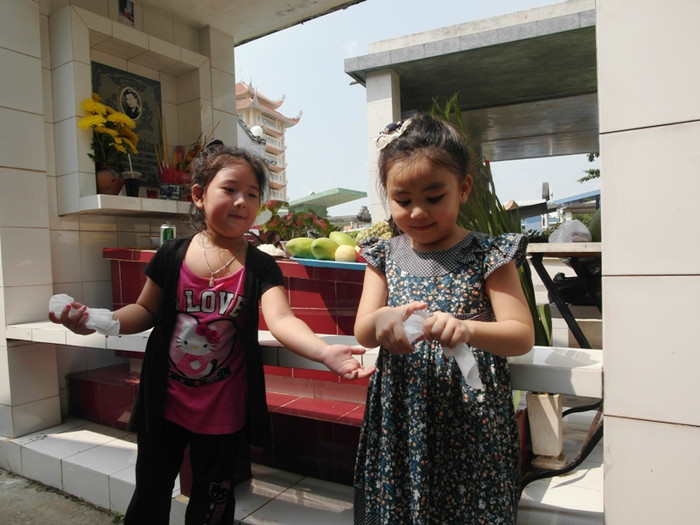 Sự vô tư, trong sáng của hai cô bé... Sự vô tư, trong sáng của hai cô bé...