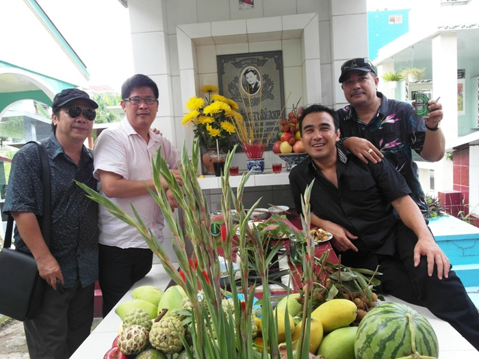Diễn viên Lê Tuấn Anh nói: "Đây là nhóm làm phim Vị đắng tình yêu, nếu kể luôn Lê Công nữa". Diễn viên Lê Tuấn Anh nói: "Đây là nhóm làm phim Vị đắng tình yêu, nếu kể luôn Lê Công nữa".